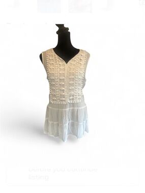 White boho crochet top with V-neckline and short sleeves crochet vneck